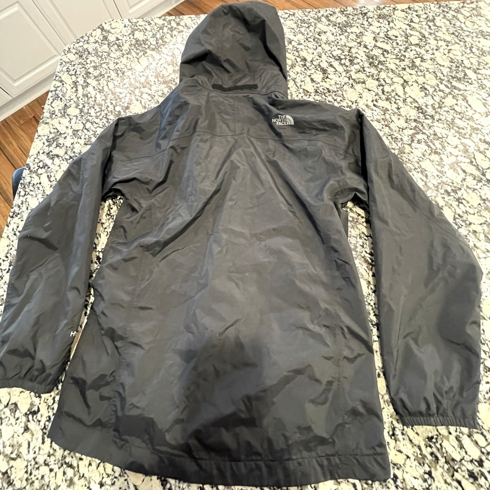Girls Northface light weight jacket.  Black size 14/16.